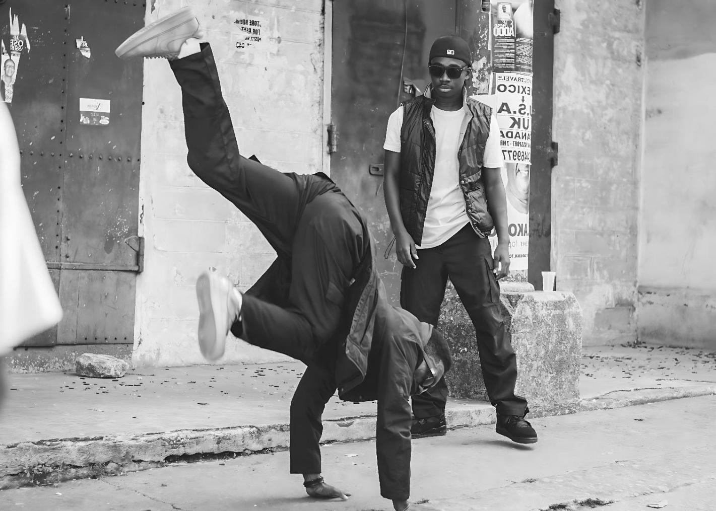 Couple pratiquant la danse dans un environnement d'apprentissage flexible