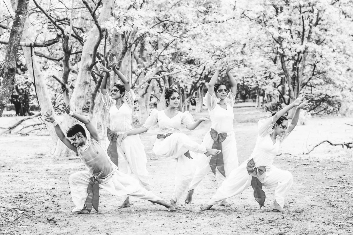 Instructrice de danse préparant un cours personnalisé